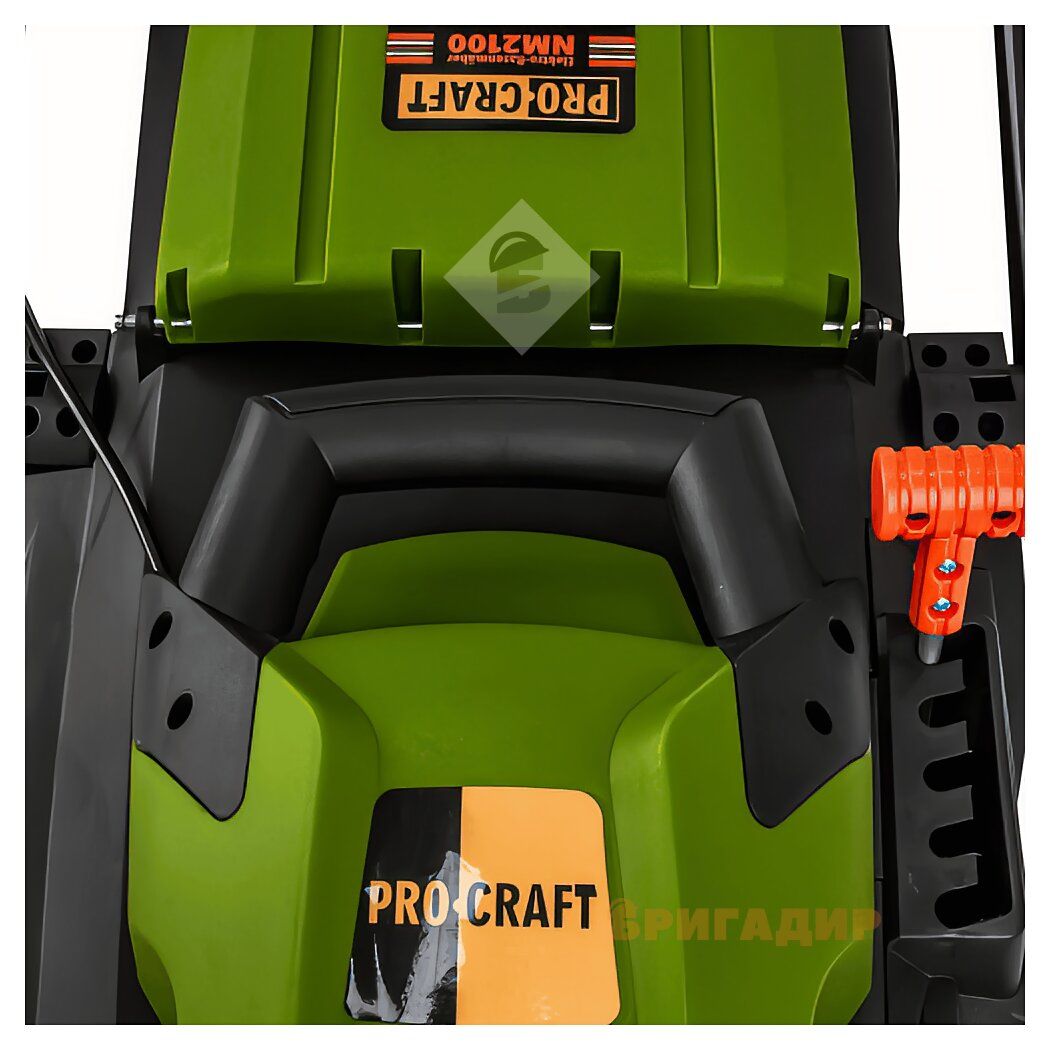 Газонокосарка PROCRAFT NM-2100 в роботі