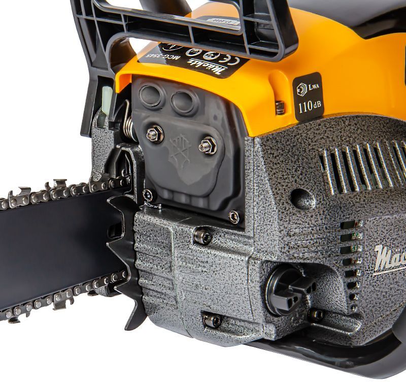 Бензопила Mächtz MCG-3545 в дії